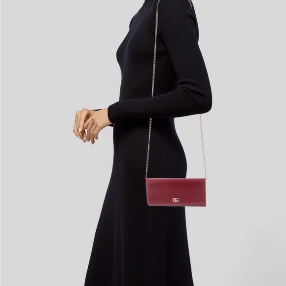 Gucci Red Leather Crossbody Bag with Gold Chain - Picture 2 of 5